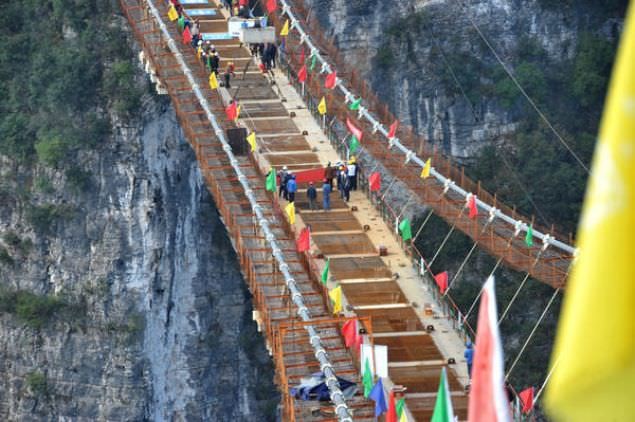 Cam köprü balyozlarla test edildi 21