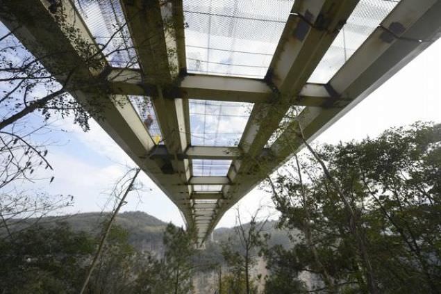 Cam köprü balyozlarla test edildi 22