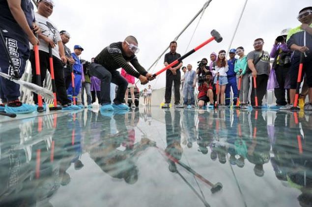 Cam köprü balyozlarla test edildi 3