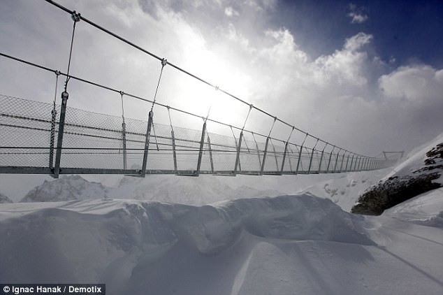 Cam köprü balyozlarla test edildi 32