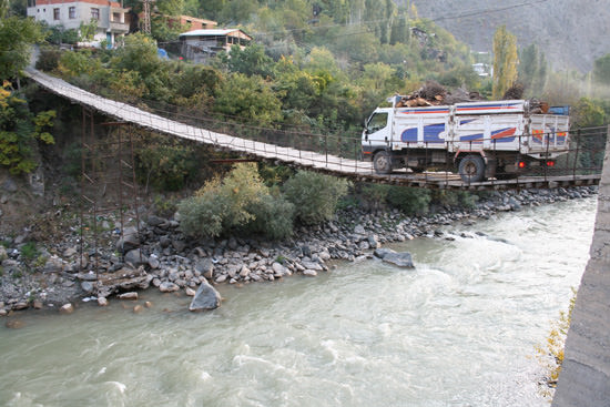 Cam köprü balyozlarla test edildi 42