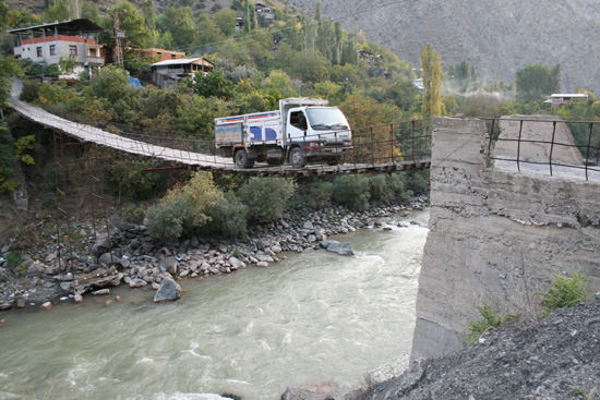 Cam köprü balyozlarla test edildi 43