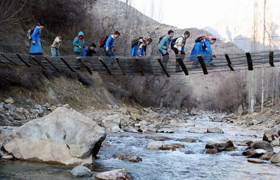 Cam köprü balyozlarla test edildi 44