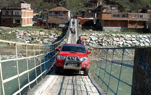 Cam köprü balyozlarla test edildi 45