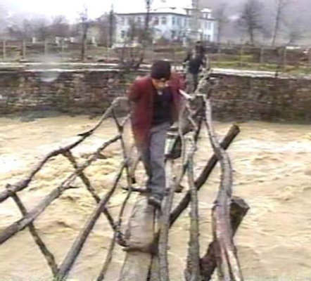 Cam köprü balyozlarla test edildi 46