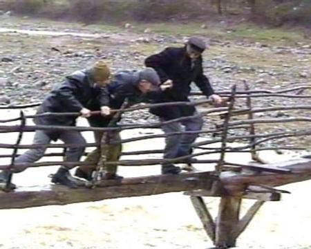 Cam köprü balyozlarla test edildi 47