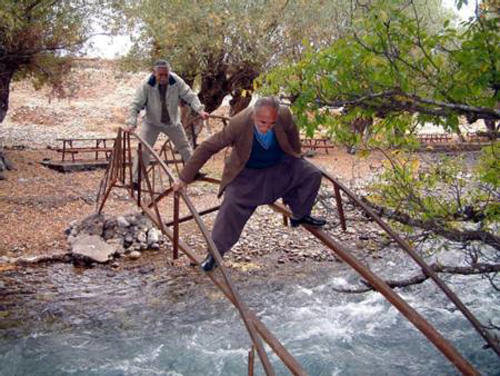 Cam köprü balyozlarla test edildi 48