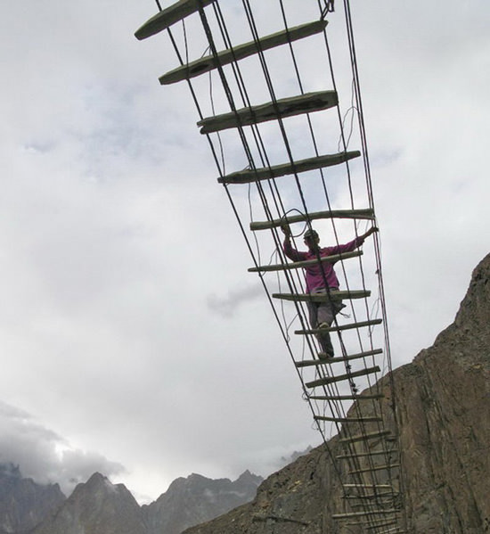 Cam köprü balyozlarla test edildi 57