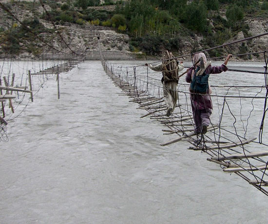 Cam köprü balyozlarla test edildi 58