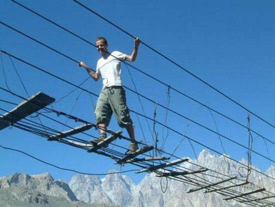 Cam köprü balyozlarla test edildi 65