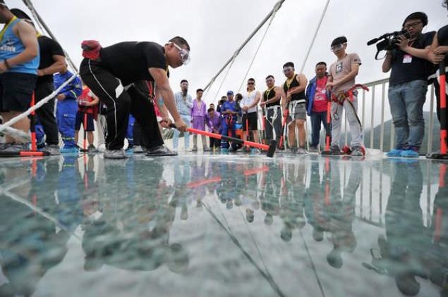 Cam köprü balyozlarla test edildi 7