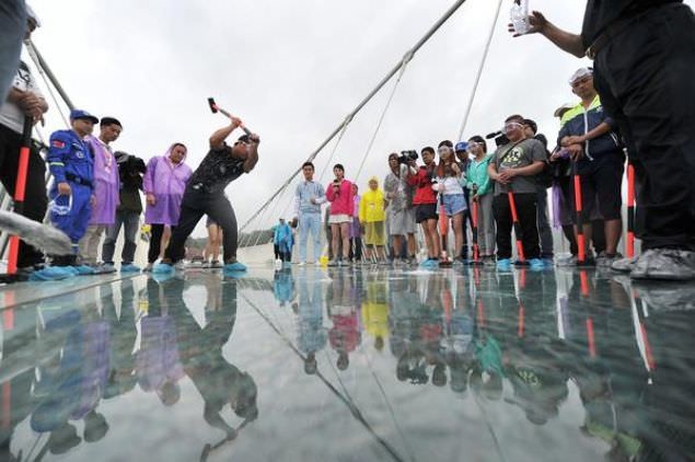 Cam köprü balyozlarla test edildi 8