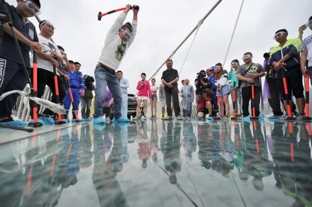 Cam köprü balyozlarla test edildi 9