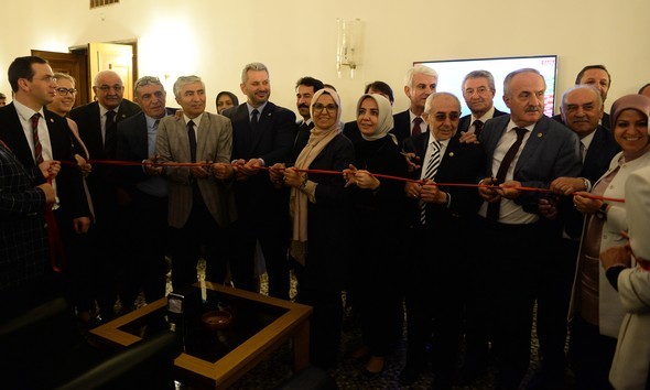 Televizyon karşısında kurdele kestiler! 1