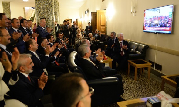 Televizyon karşısında kurdele kestiler! 2