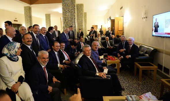 Televizyon karşısında kurdele kestiler! 3