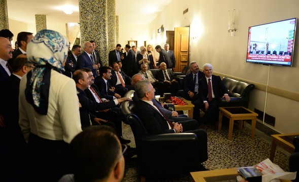 Televizyon karşısında kurdele kestiler! 4