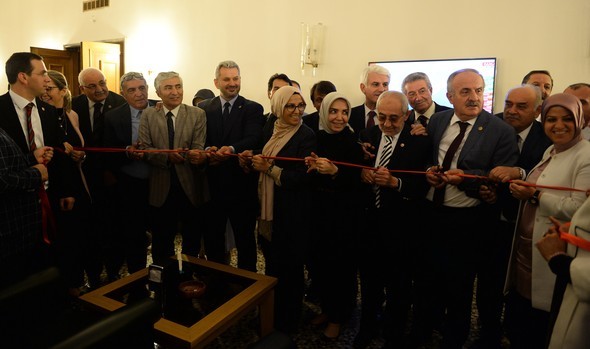 Televizyon karşısında kurdele kestiler! 5