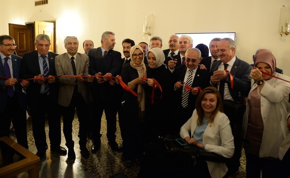 Televizyon karşısında kurdele kestiler! 6