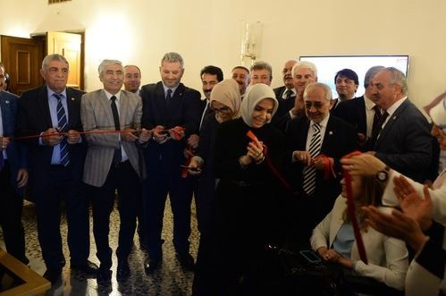 Televizyon karşısında kurdele kestiler! 7