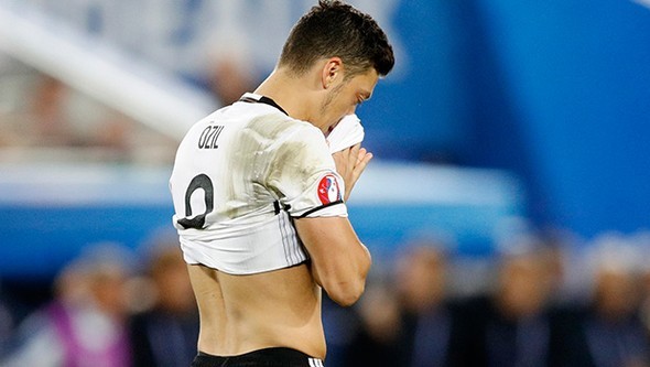 Mesut Almanya'yı karıştırdı 3