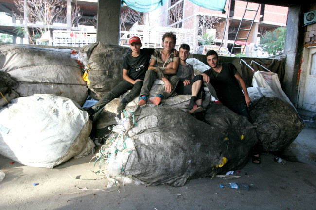 Kağıt balyaları arasında geleceklerini arıyor 1