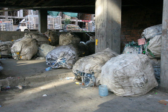 Kağıt balyaları arasında geleceklerini arıyor 10