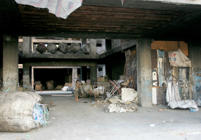 Kağıt balyaları arasında geleceklerini arıyor 11