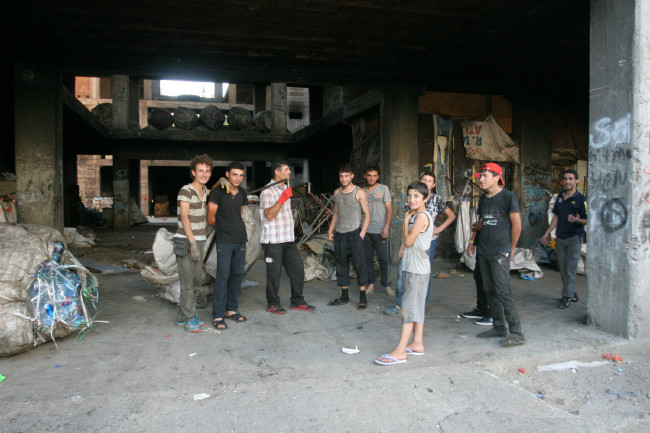 Kağıt balyaları arasında geleceklerini arıyor 2