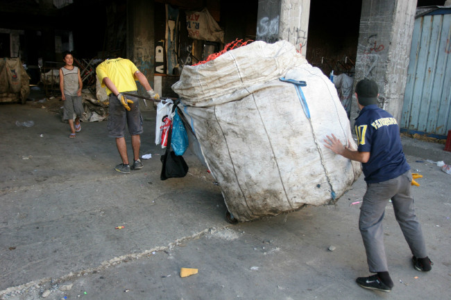 Kağıt balyaları arasında geleceklerini arıyor 3