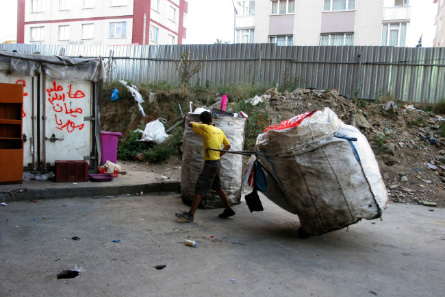 Kağıt balyaları arasında geleceklerini arıyor 4