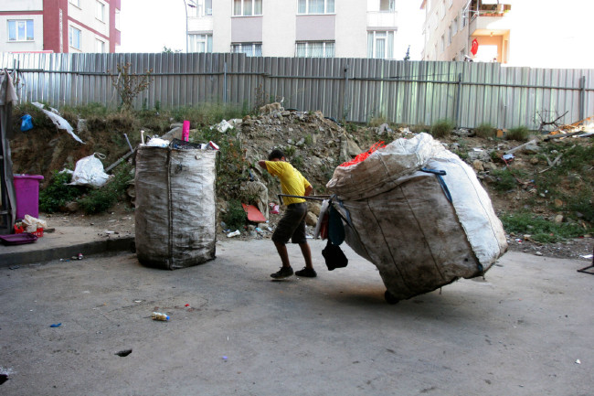 Kağıt balyaları arasında geleceklerini arıyor 5