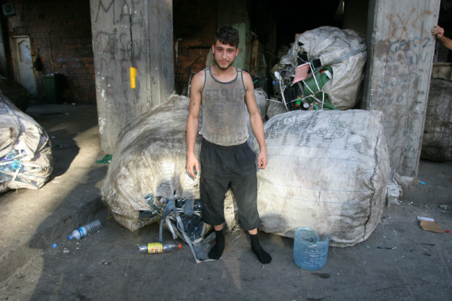 Kağıt balyaları arasında geleceklerini arıyor 6