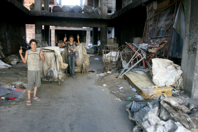 Kağıt balyaları arasında geleceklerini arıyor 7