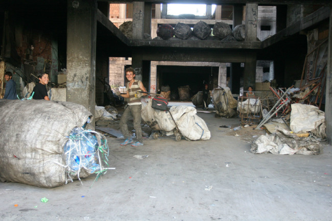 Kağıt balyaları arasında geleceklerini arıyor 8