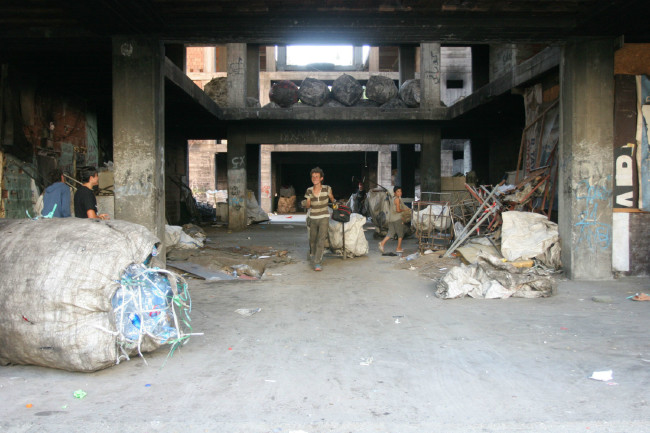 Kağıt balyaları arasında geleceklerini arıyor 9