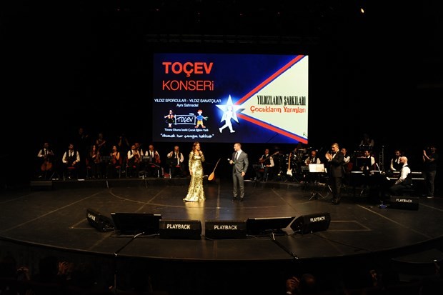 Yıldız sporcular ve yıldız sanatçılar TOÇEV yararına sahnede 9