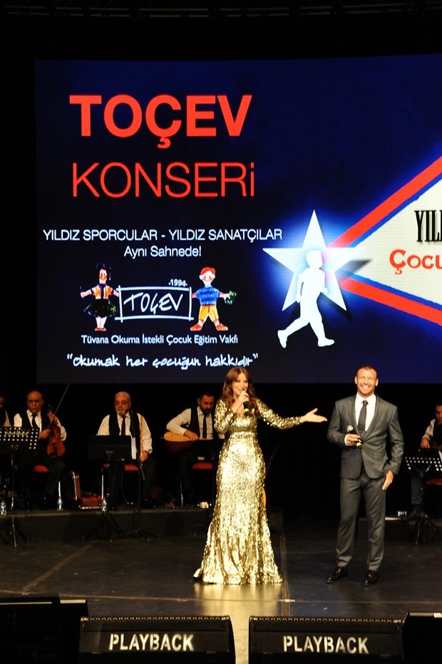 Yıldız sporcular ve yıldız sanatçılar TOÇEV yararına sahnede 10