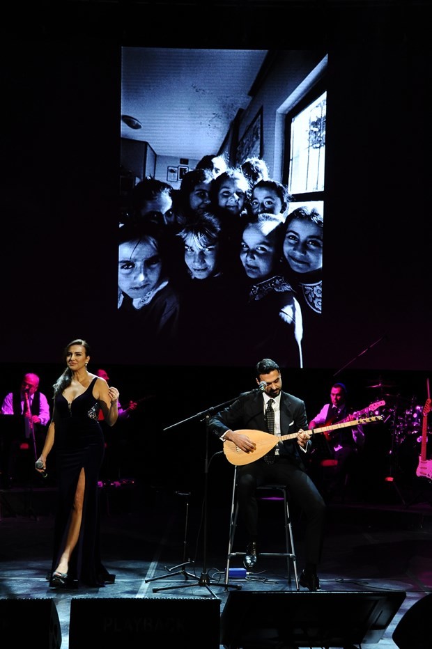 Yıldız sporcular ve yıldız sanatçılar TOÇEV yararına sahnede 15