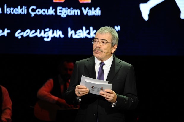 Yıldız sporcular ve yıldız sanatçılar TOÇEV yararına sahnede 2