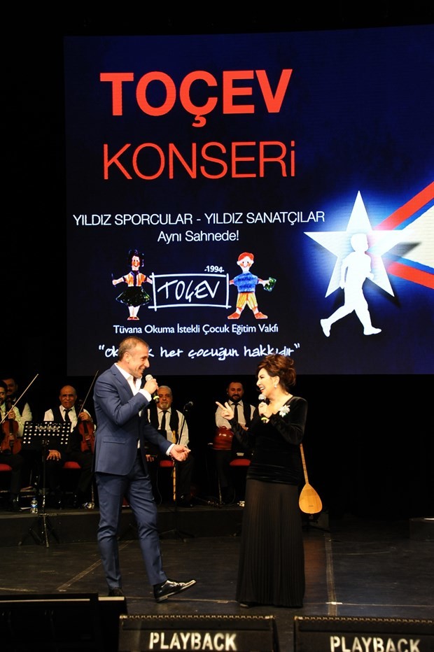 Yıldız sporcular ve yıldız sanatçılar TOÇEV yararına sahnede 18