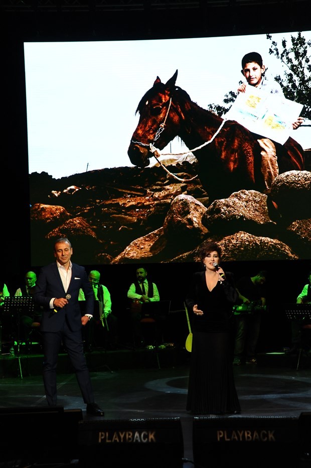 Yıldız sporcular ve yıldız sanatçılar TOÇEV yararına sahnede 19