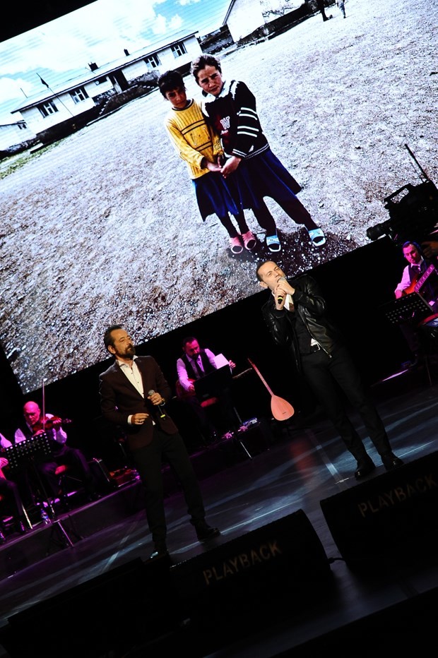 Yıldız sporcular ve yıldız sanatçılar TOÇEV yararına sahnede 21