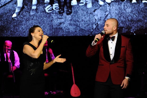 Yıldız sporcular ve yıldız sanatçılar TOÇEV yararına sahnede 22