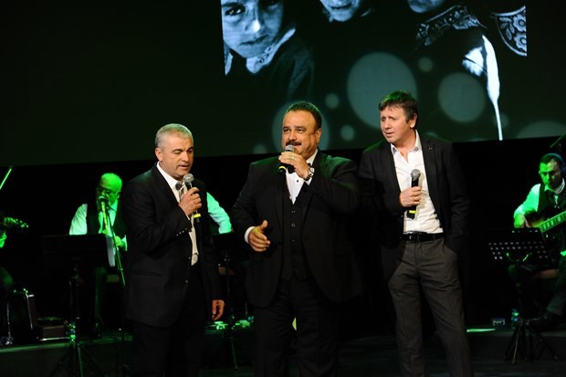 Yıldız sporcular ve yıldız sanatçılar TOÇEV yararına sahnede 27