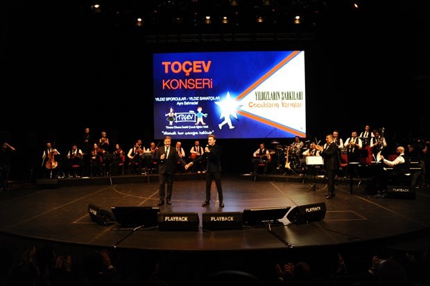 Yıldız sporcular ve yıldız sanatçılar TOÇEV yararına sahnede 5