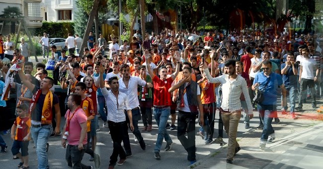 Galatasaray taraftarından Florya'da dev protesto! 1