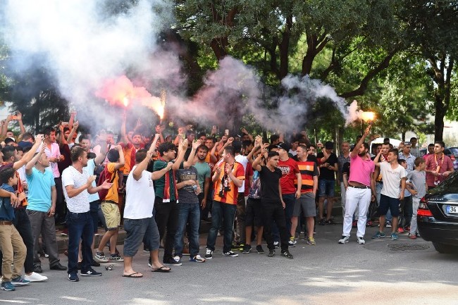 Galatasaray taraftarından Florya'da dev protesto! 2