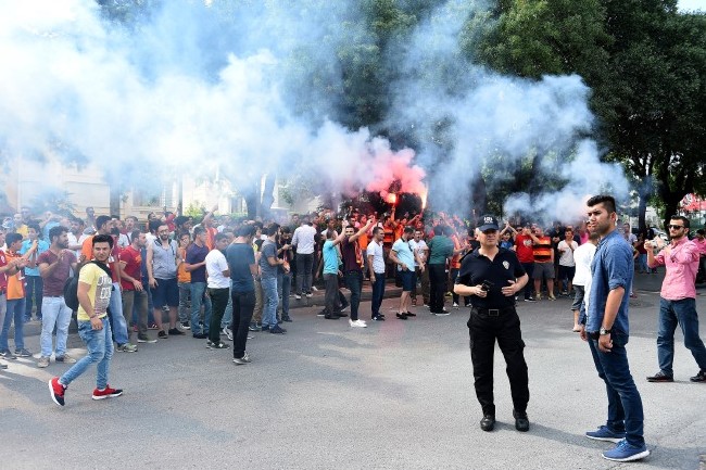 Galatasaray taraftarından Florya'da dev protesto! 3
