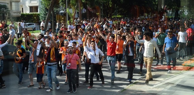 Galatasaray taraftarından Florya'da dev protesto! 8
